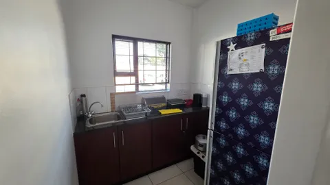 Hoffman Park, 43 Harriet Avenue, Driehoek - Unit 14 - Ladena Holdings - Warehouse Available To Let in Germiston - 490m² (10)